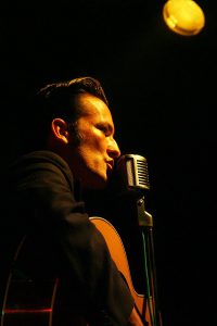 600px-Rocknroll_singer_amk