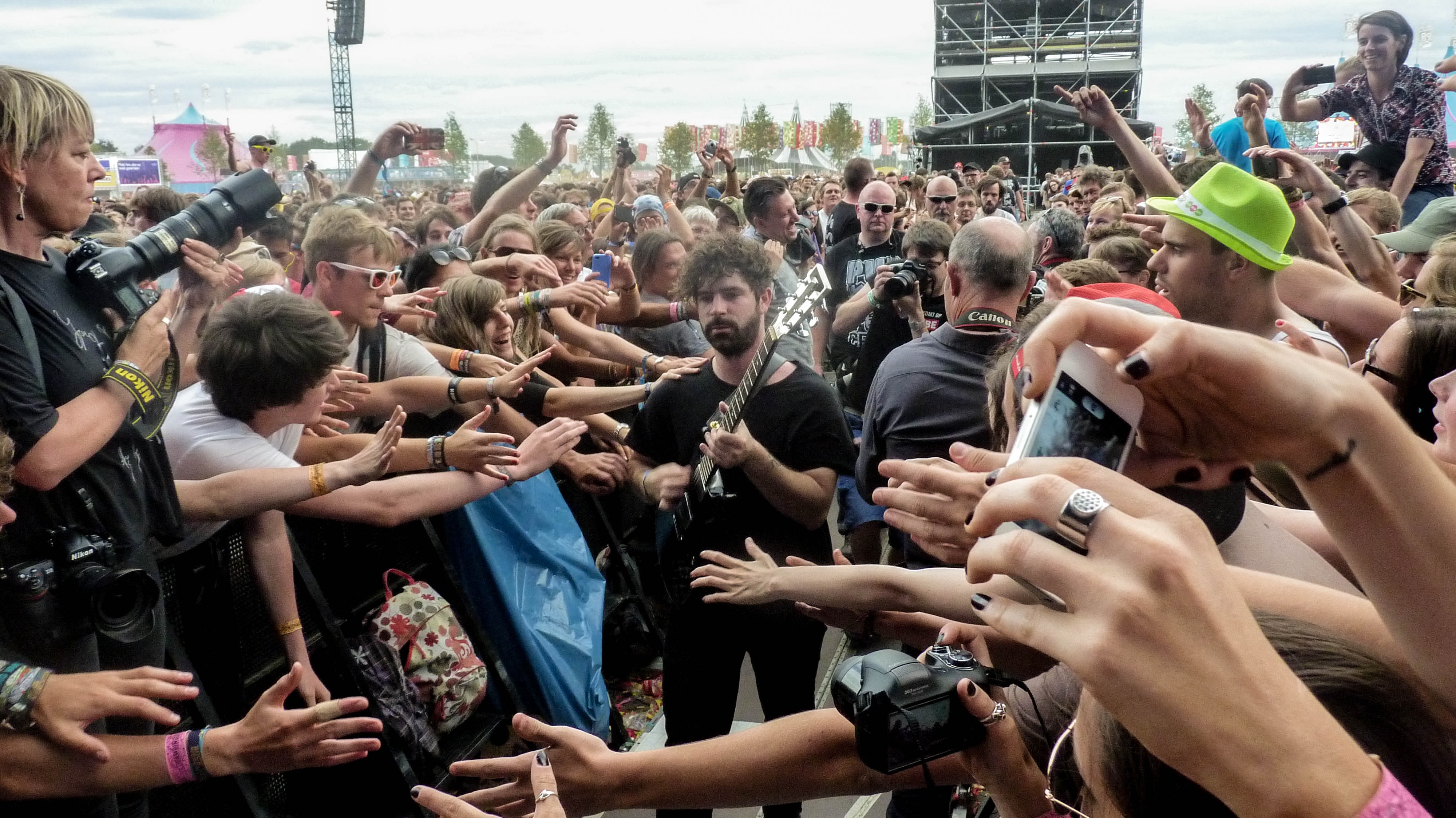 Musiker går genom publiken