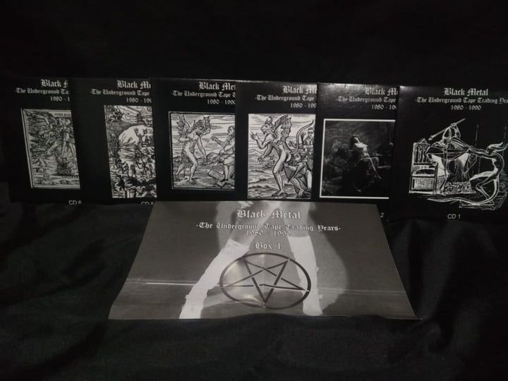 Svartvita Black Metal-kassetter och omslag med handgjorda motiv